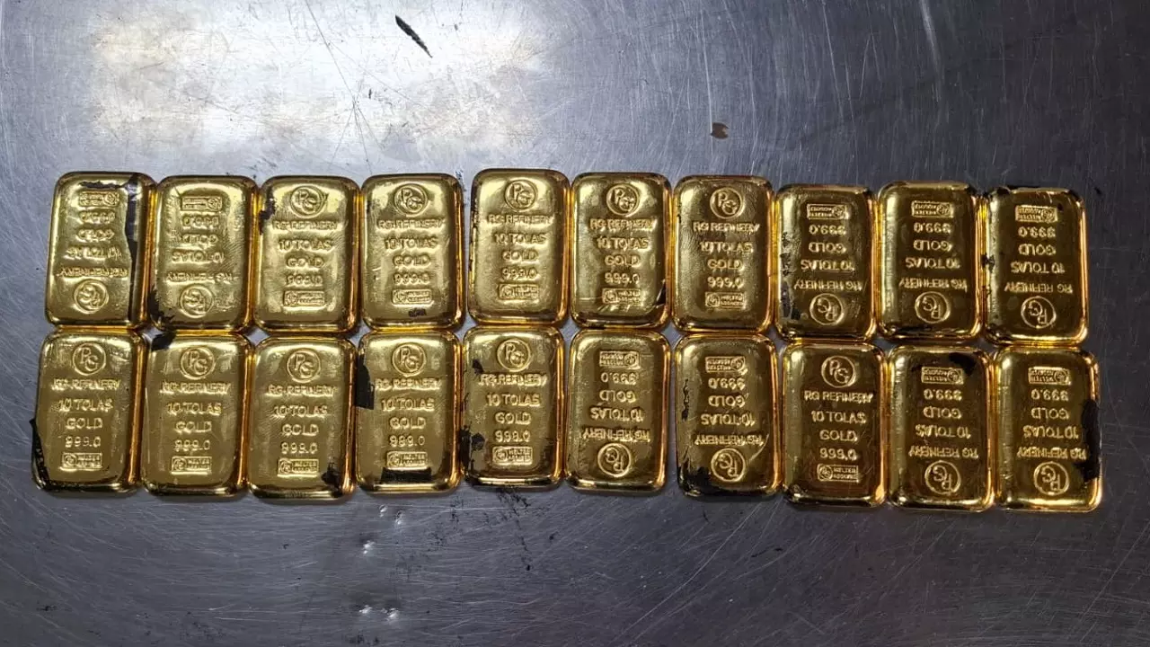 বিমানের সিটের নিচে মিলল আড়াই কেজি স্বর্ণ