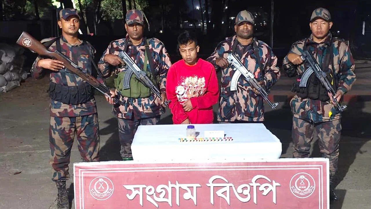 নিষিদ্ধ ওষুধসহ ভারতীয় নাগরিক আটক