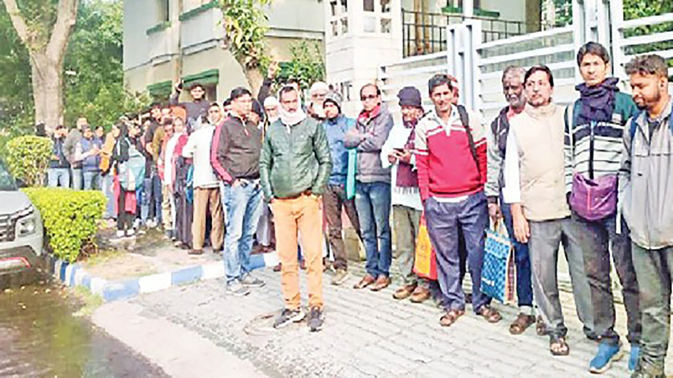 বাংলাদেশি ভিসার জন্য ভারতীয়দের লম্বা লাইন