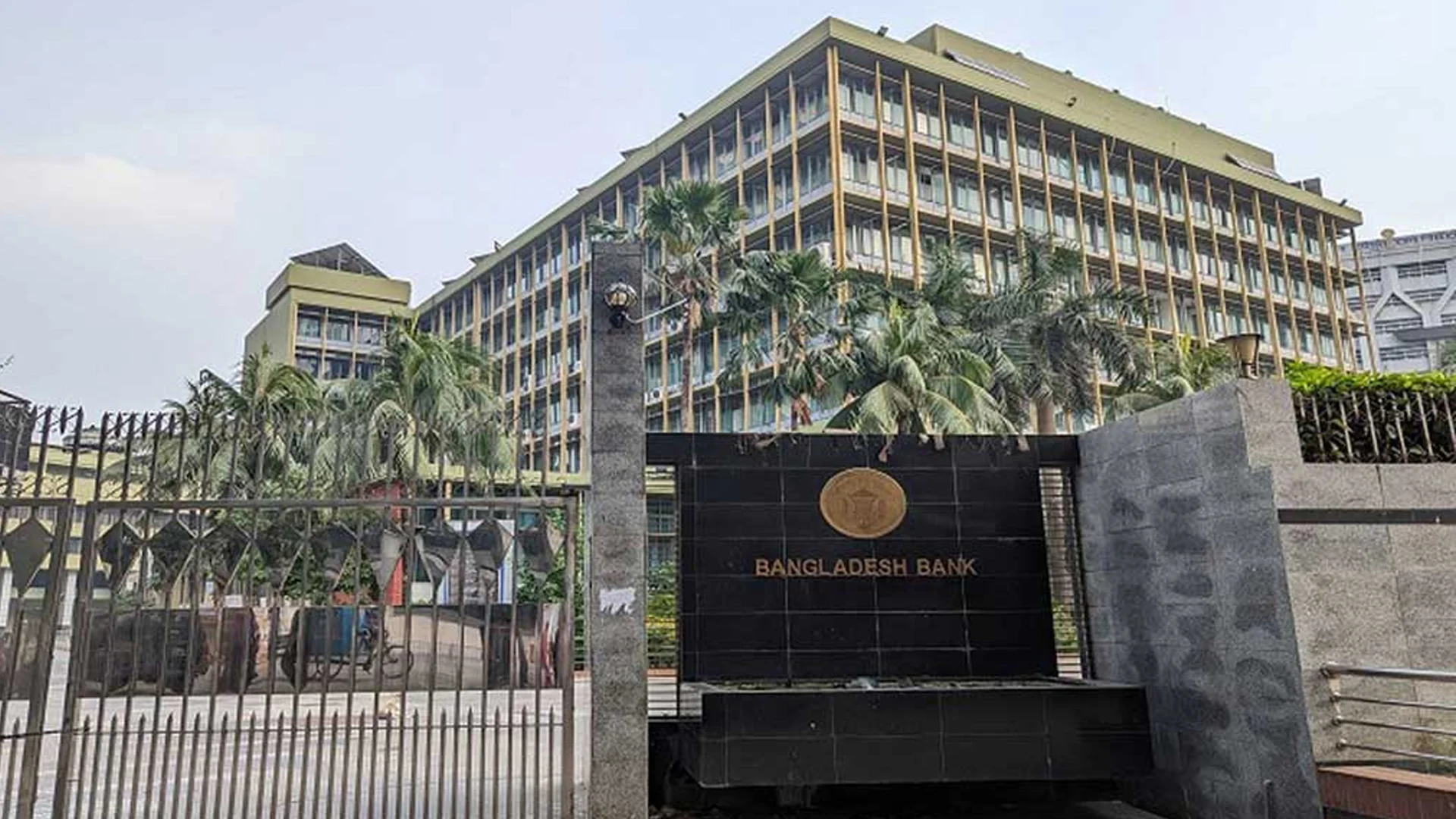 হঠাৎ কেন্দ্রীয় ব‌্যাং‌কে দুদকের হানা