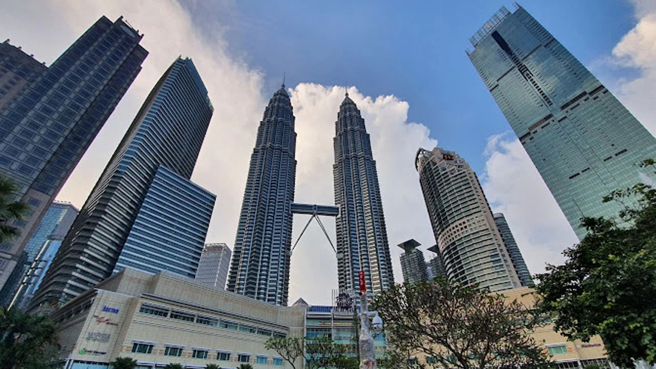 অবস্থান কর্মসূচির ডাক দিয়েছেন মালয়েশিয়া যেতে না পারা কর্মীরা