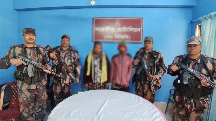 অবৈধ পথে ভারতে যাওয়ার সময় দুই বাংলাদেশি আটক