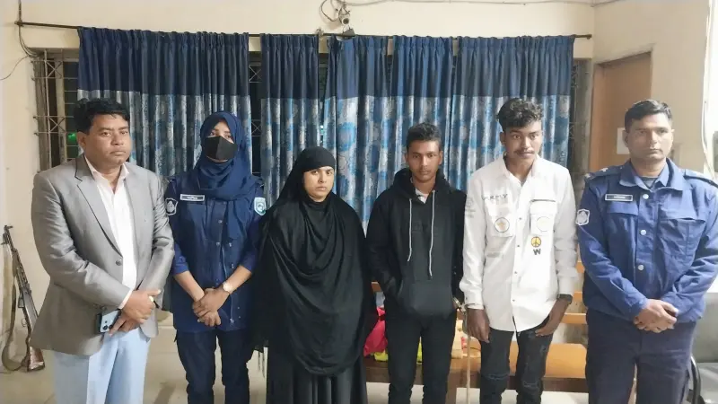 ভারতীয় গৃহবধূ ও প্রেমিক সহ বিজিবির হাতে আটক