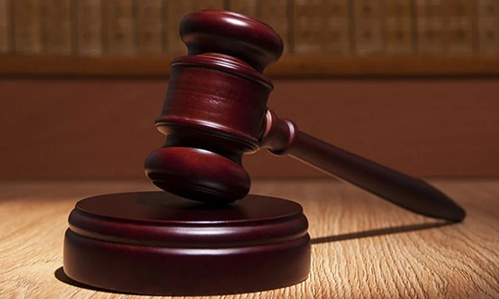 রায় শুনেই বিচারককে জুতা ছুড়লেন আসামি!