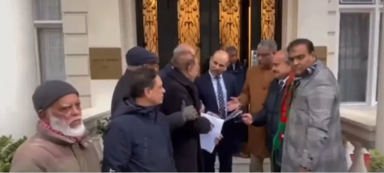 প্রত্যক্ষদর্শীদের মতে, ঘটনাস্থলে ছয়জন থাকার অনুমতি থাকলেও সেখানে প্রায় ১০ জন উপস্থিত ছিলেন। নিরাপত্তা বাহিনীর পক্ষ থেকে বাড়তি লোকজনকে সরে যাওয়ার নির্দেশ দেয়া হয়।নিরাপত্তা কর্মকর্তা আরও বলেন, “আমরা চাই না কোনো বিশৃঙ্খলা হোক। মানুষকে নির্বিঘ্নে প্রবেশের সুযোগ দিতে হবে। সুতরাং, আপনারা সবাই একসঙ্গে এখানে দাঁড়াতে পারবেন না।”পরিস্থিতি নিয়ন্ত্রণে রাখতে নিরাপত্তা বাহিনী বারবার অনুরোধ জানায়, যেন কেউ দূতাবাসের প্রবেশপথে বাধা সৃষ্টি না করে এবং নিয়ম মেনে চলাচল নিশ্চিত করা হয়।