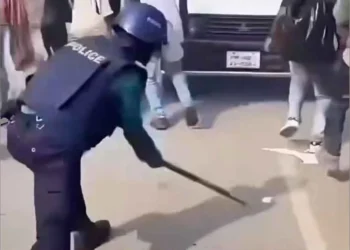 আঘাত ছাড়াই আন্দোলনকারীদের ছত্রভঙ্গ করে প্রশংসায় ভাসছেন পুলিশ সদস্যআঘাত ছাড়াই আন্দোলনকারীদের ছত্রভঙ্গ করে প্রশংসায় ভাসছেন পুলিশ সদস্য