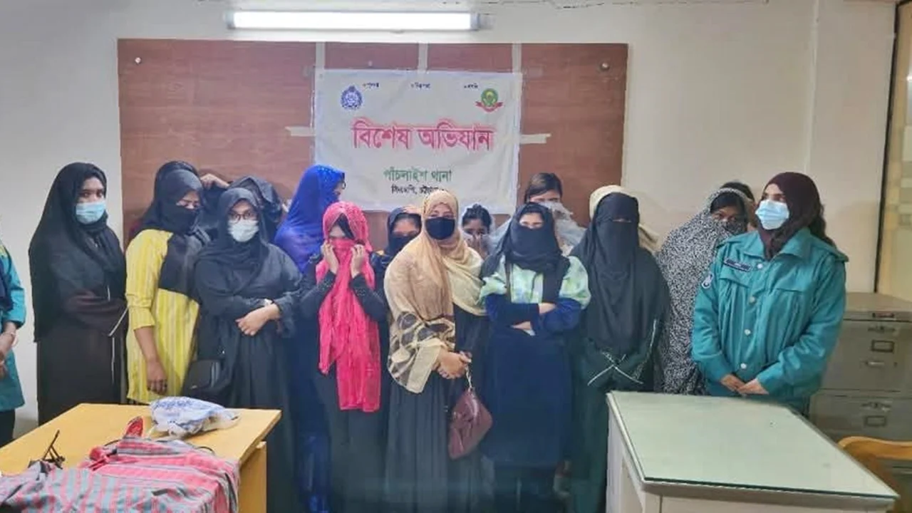 ফ্লোর ভাড়া নিয়ে কাপল ড্যান্স, চট্টগ্রামে ২৫ নারী-পুরুষ আটক