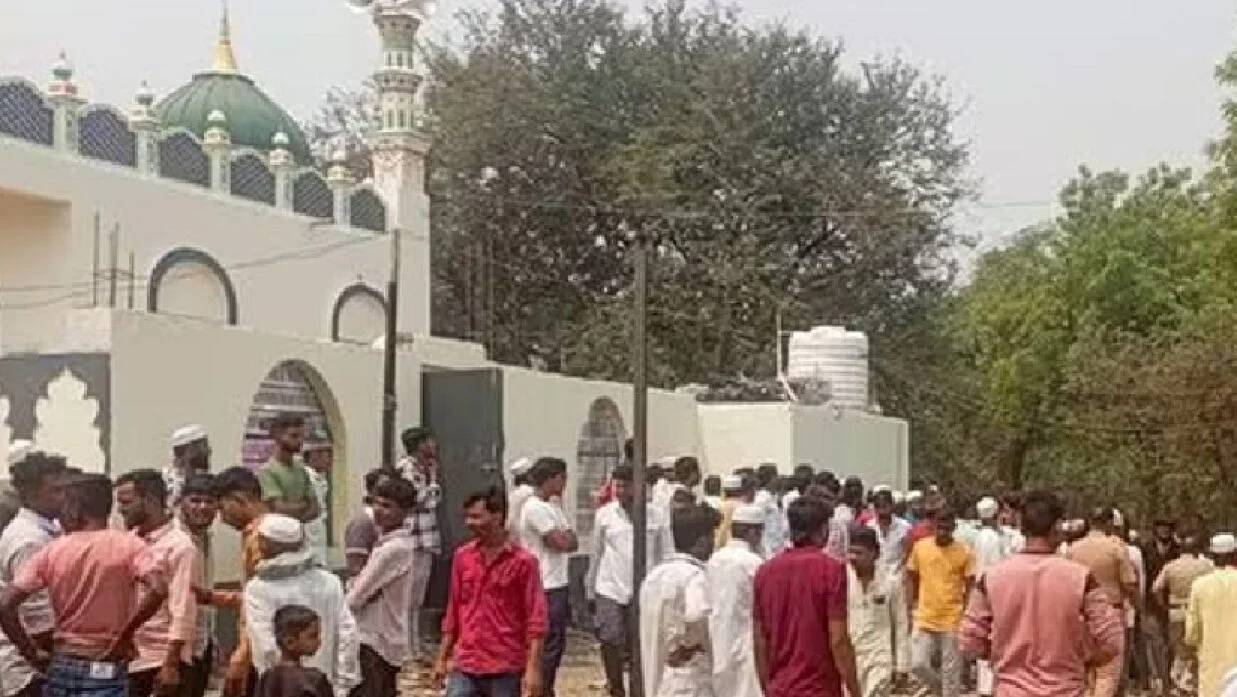 ঈদের নামাজের আগেই ভারতের মসজিদে হামলা