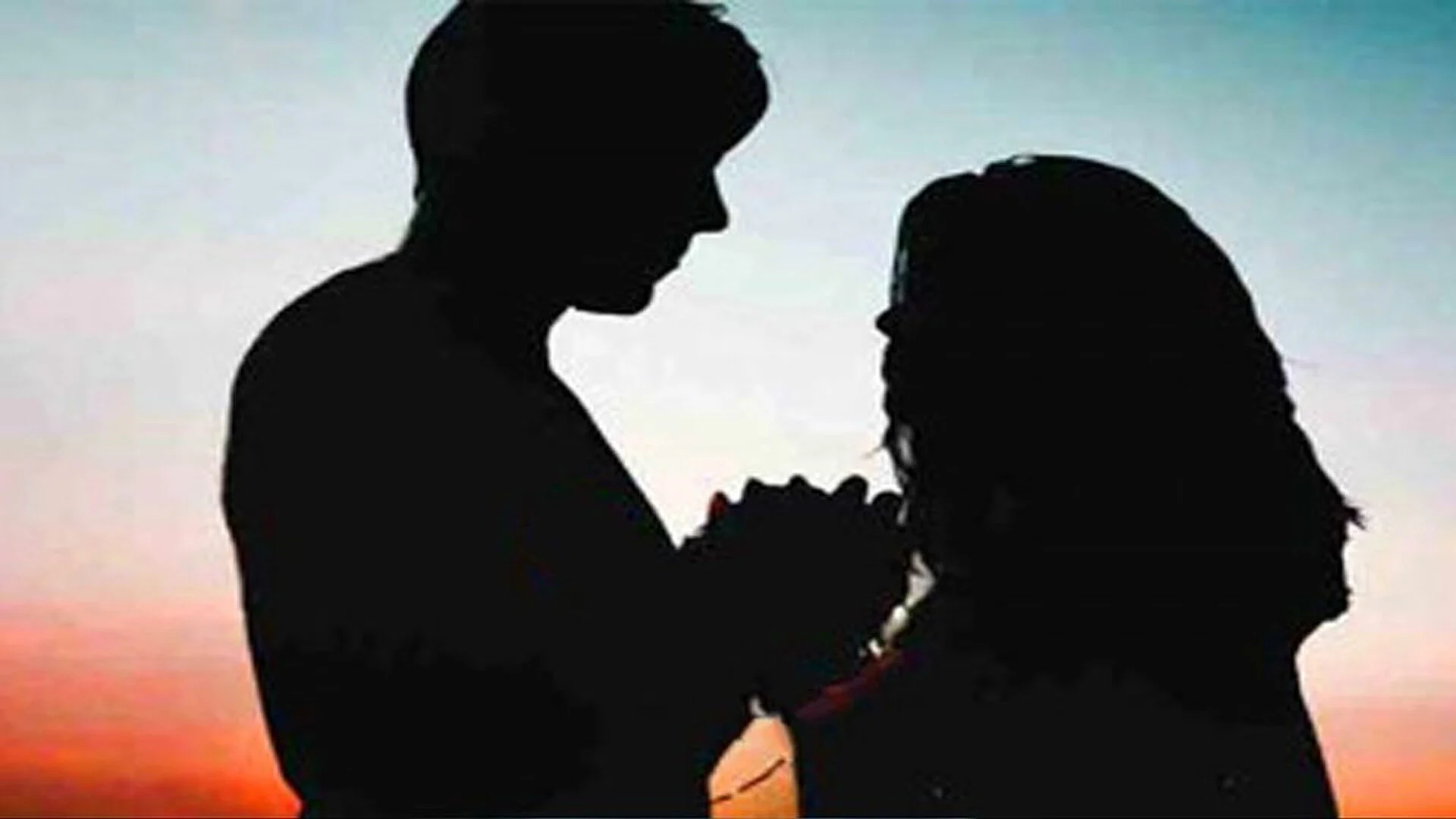 পরকীয়া প্রেমিকের সঙ্গে আপত্তিকর অবস্থায় প্রবাসীর স্ত্রী, ভিডিও ভাইরাল