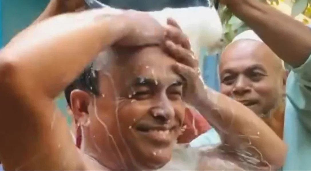 স্ত্রীকে তালাক দিয়ে আধা মণ দুধ দিয়ে গোসল প্রবাসীর