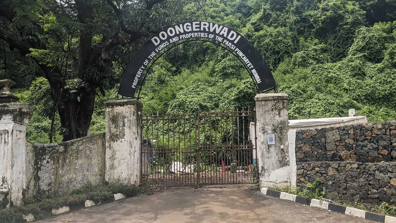 ভারতের শিল্প জগতের অনন্য রত্ন টাটা গ্রুপের ইমেরিটাস চেয়ারম্যান রতন টাটার শেষকৃত্যে দেখা গেল ভিন্ন ছবি। ভারতের জাতীয় পতাকায় মোড়ানো মৃতদেহ বহনকারী কাসকেটের সামনে পারসি, হিন্দু ও শিখ পুরোহিতের পাশাপাশি বৌদ্ধ ভিক্ষু, মুসলিম মৌলভী ও খ্রিস্টান যাজকের উপস্থিত। তারা নিজ নিজ ধর্মের আলোকে প্রার্থনা করছেন।রতন টাটা ছিলেন পারসি ধর্মাবলম্বী। ব্যক্তিগত জীবনে তার সফলতা ও মানবিক চরিত্রের নানা কথা সামনে আসলেও তার ধর্মাচারের দৃশ্য খুব একটা সামনে আসেনি। রতন টাটার শেষকৃত্য সম্পন্ন হয়েছে বৃহস্পতিবার (১০ অক্টোবর) সন্ধ্যায়। তার মরদেহ বৈদ্যুতিক চুল্লিতে দাহ করা হয়েছে বলে ভারতীয় গণমাধ্যম জানিয়েছে।রীতি অনুযায়ী পারসিদের মৃতদের খায় চিল-শকুনেপারসি সম্প্রদায়ের ধর্মীয় আচার অন্যদের থেকে সম্পূর্ণ আলাদা। তার অন্যতম হলো- মৃতদেহ সৎকারের প্রক্রিয়া। তারা হিন্দুদের মতো মৃতদেহ দাহ করেন না, মুসলিম ও খ্রিস্টানদের মতো কবরও দেন না। পারসিদের মৃতদেহ নির্দিষ্ট প্রক্রিয়া শেষে নিয়ে যাওয়া হয়- টাওয়ার অব সাইলেন্সে।কলকাতার বেলেঘাটায় এমন একটি স্থাপত্য আছে, যাকে ডাখমা বলা হয়। এটাই জরথুস্ত্রীয় ধর্মাবলম্বী অর্থাৎ পারসি সম্প্রদায়ের শেষকৃত্য স্থান। স্থাপনাটি একটু উঁচুস্থানে তৈরি গোল টাওয়ার বিশেষ। সেখানে মৃতদেহ খোলা আকাশের নিচে সূর্যের আলোয় রেখে আসা হয়। তারপর শকুন, চিল, কাক সেই মৃতদেহ ছিঁড়ে খুবলে খায়। মুম্বাইয়ের দুঙ্গারওয়াডিতে টাওয়ার অব সাইলেন্স রয়েছে।পারসিরা মনে করেন, মৃতদেহ দাহ করলে বা কবর দিলে পরিবেশ দূষণ হয়। আসলে পারসিরা মৃতদেহকে অপবিত্র বলে মনে করেন। তাদের বিশ্বাস, মৃতদেহ দাহ করলে তাতে আগুন অপবিত্র হয়ে যায়, কবর দিলে মাটি অপবিত্র এবং নদীতে ভাসিয়ে দিলে পানি অপবিত্র হবে। পারসিদের কাছে আগুন, মাটি ও পানি অত্যন্ত পবিত্র। তাদের বিশ্বাস মৃতদেহ দাহ করা বা কবর দেওয়া ধর্মীয় বিচারে একেবারেই অনুচিত।তবে বর্তমানে ভারতে শকুন উল্লেখযোগ্য ভাবে কমে যাওয়ায় সৎকার প্রক্রিয়ায় সমস্যায় পড়ছেন পারসিরা। শহরের দিকে আজকাল শকুন প্রায় দেখাই যায় না। শকুন মানুষের মাংস অত্যন্ত দ্রুত খেয়ে ফেলতে পারে। তাই আগে যেখানে মাত্র কয়েক ঘণ্টায় একটা মৃতদেহ শেষ হয়ে যেত, সেখানে এখন তিন থেকে চার দিন লেগে যাচ্ছে এবং সেই মৃতদেহ থেকে পঁচা গন্ধ ছড়িয়ে পড়ছে।শকুনের সংখ্যা কমে যাওয়ায় এদেশে বসবাসকারী পারসিদের অনেকেই এখন মৃতদেহ সৎকারের করার জন্য দাহ করার প্রক্রিয়া বেছে নিচ্ছেন। বৈদ্যুতিক চুল্লিতে মৃতদেহ সৎকার করেছেন পারসি ধর্মের কেউ কেউ। এ প্রক্রিয়া রতন টাটার দেহ ওরলির শ্মশানে দাহ করা হয়েছে।পারসিদের শেষকৃত্যটাওয়ার অব সাইলেন্সে কিংবা শ্মশানে- যেখানে শেষকৃত্য হোক, শেষকৃত্যের আগে বিশেষ কিছু রীতি তারা পালন করেন। পারসি মতে, মৃতদেহ গোসল করিয়ে বিশেষ পোশাক পরানো হয়। এই পেশার সঙ্গে যুক্ত রয়েছে পারসি ধর্মের কিছু মানুষ। এরপর সাদা কাপড় ও পবিত্র কোমরবন্ধনী পরানো হয় দেহে। এগুলো যথাক্রমে ‘সুদ্রেহ’ ও ‘কুষ্টি’ নামে পরিচিত। চিরনিদ্রায় শায়িত দেহকে নির্দিষ্ট স্থানে রেখে আসা হয়। তার আগে পারসি পুরোহিতরা মৃত ব্যক্তির শান্তি কামনা করে বিশেষ পদ্ধতিতে প্রার্থনা করেন। রতন টাটার শেষকৃত্য অনুষ্ঠানেও দেখা গেছে, গান স্যালুট ও শ্রদ্ধা নিবেদনের পর আত্মীয়-স্বজন ও রাজনৈতিক নেতৃবৃন্দ বের হয়ে গেলে, সাদা রঙয়ের বিশেষ পোশাক পরিহিত কয়েকজন পারসি ধর্মগুরু শ্মশানে প্রবেশ করছেন।পারসিরা ভারতের সংখ্যালঘু ধনী সম্প্রদায়ভারতে জনসংখ্যার হিসেবে অতি ক্ষুদ্র, কিন্তু ইতিহাসে সবচেয়ে বিত্তশালী ও সফল সম্প্রদায়ের মধ্যে অন্যতম পারসি সম্প্রদায়। অর্থাৎ প্রাচীন পারস্যদেশের (ইরান) জরথুস্ত্রপন্থী জাতিবিশেষ। হাজার বছর ধরে ক্ষুদ্র এই গোষ্ঠী বসবাস করে আসছে ভারতে।ভারতের অর্থনীতির চাকা সচল রাখতে পারসি সম্প্রদায়ের অবদান অনস্বীকার্য। ভারতের প্রথম স্টিল মিল, প্রথম বাণিজ্যিক বিমান পরিবহন ব্যবস্থা, প্রথম বিলাসবহুল হোটেল, এশিয়ার প্রথম স্টক এক্সচেঞ্জ এগুলোর প্রতিটির পেছনেই রয়েছে কোনো না কোনো পারসির হাত।