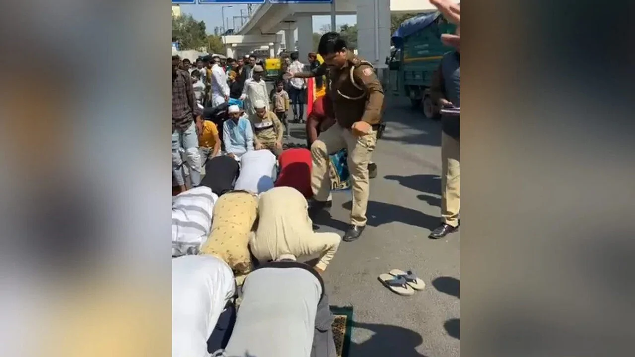 Delhi police assulting musl 20240308195404